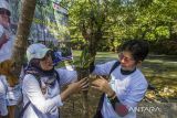 Warga menanam anggrek (Orchidaceae) di Taman Konservasi Anggrek kawasan situs Geopark Meratus Loksado, Desa Tumingki, Kabupaten Hulu Sungai Selatan, Kalimantan Selatan, Selasa (30/5/2023). Pemerintah Provinsi Kalimantan Selatan meluncurkan Gerakan Melestarikan Anggrek (Gemar Anggrek) dan membangun Taman Konservasi Anggrek Meratus sebagai upaya perlindungan dan pelestarian keanekaragaman hayati flora khas Kalimantan, khususnya anggrek Meratus, sejalan dengan instruksi Presiden No.1 Tahun 2023 tentang Pengarusutamaan Pelestarian Keanekaragam Hayati Dalam Pembangunan Berkelanjutan. ANTARA/Bayu Pratama S.