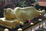 Pekerja mencuci patung Buddha tidur di area Maha Vihara Mojopahit Bejijong, Trowulan, Mojokerto, Jawa Timur, Selasa (30/5/2023). Tradisi membersihkan patung Buddha tidur berukuran panjang 22 meter, lebar enam meter dan tinggi 4,5 meter tersebut merupakan rangkaian peringatan menjelang perayaan Hari Raya Waisak ke 2567. ANTARA Jatim/Umarul Faruq/zk