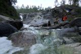 Wisatawan berada di sekitaran aliran air asam belerang di Geosite Kali Pait, Bondowoso, Jawa Timur, Selasa (30/5/2023). Air terjun Kalipait yang teraliri air asam belerang danau kawah Ijen tersebut merupakan salah satu dari geosite yang berada di kasawan Ijen Geopark yang baru saja terdaftar sebagai anggota Unesco Global Geopark (UGG). Antara Jatim/Budi Candra Setya/zk.