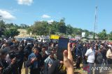 Ratusan petani plasma demo di depan gedung DPRD Pesisir Barat