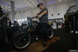 Wakil Wali Kota Surabaya Armuji mencoba menaiki motor listrik Elektronik Uwil CUB (E-UCUB) saat pembukaan Indonesia International Motor Show (IIMS) 2023 di Surabaya, Jawa Timur, Rabu (31/5/2023). Pameran yang berlangsung hingga 4 Juni tersebut diharapkan dapat menguatkan bisnis produsen otomotif di Indonesia sehingga berkontribusi dalam pertumbuhan ekonomi nasional. Antara Jatim/Moch Asim/zk.