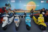 Pekerja berjaga di salah satu stan pameran produk motor saat pembukaan Indonesia International Motor Show (IIMS) 2023 di Surabaya, Jawa Timur, Rabu (31/5/2023). Pameran yang berlangsung hingga 4 Juni tersebut diharapkan dapat menguatkan bisnis produsen otomotif di Indonesia sehingga berkontribusi dalam pertumbuhan ekonomi nasional. Antara Jatim/Moch Asim/zk.