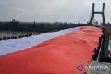 Pemerintah Provinsi Kepulauan Bangka Belitung membentangkan Bendera Merah Putih raksasa berukuran 78x23 meter di Jembatan Emas Kota Pangkalpinang, dalam rangka memperingati Hari Lahir Pancasila pada Kamis (1/6/2023). (ANTARA/ Chandrika Purnama Dewi)