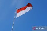 Bendera Merah Putih berkibar di Jembatan Emas Kota Pangkalpinang, dalam rangka memperingati Hari Lahir Pancasila pada Kamis (1/6/2023). (ANTARA/ Chandrika Purnama Dewi)