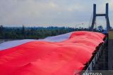 Pemerintah Provinsi Kepulauan Bangka Belitung membentangkan Bendera Merah Putih raksasa berukuran 78x23 meter di Jembatan Emas Kota Pangkalpinang, dalam rangka memperingati Hari Lahir Pancasila pada Kamis (1/6/2023). (ANTARA/ Chandrika Purnama Dewi)