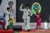 Aparatur Sipil Negara  berpose saat mengikuti Fashion Show mirip presiden pertama Republik Indonesia Ir. Sukarno pada acara Pekan Bung Karno dan Bangkit Fest 2023 di Gedung Sate, Bandung, Jawa Barat, Kamis (1/6/2023). Pekan Bung Karno diselenggarakan oleh Kesbangpol Jawa Barat sebagai edukasi serta penguatan makna pancasila dalam kehidupan berbangsa di momentum hari lahir Pancasila sekaligus peringatan pekan lahirnya salah satu proklamator Indonesia tersebut. ANTARA FOTO/Novrian Arbi/agr