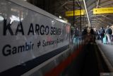 Sejumlah penumpang naik ke dalam KA Argo Semeru di Stasiun Surabaya Gubeng, Surabaya, Jawa Timur, Kamis (1/6/2023). PT Kereta Api Indonesia (Persero) meluncurkan KA Argo Semeru relasi Surabaya Gubeng-Gambir yang terdiri dari sembilan kereta kelas eksekutif dengan total kapasitas 450 tempat duduk. Antara Jatim/Didik Suhartono/zk.