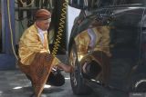 Petugas berpakaian adat melakukan pengisian nitrogen pada ban mobil seorang konsumen di Stasiun Pengisian Bahan Bakar Umum (SPBU) Beran, Ngawi, Jawa Timur, Kamis (1/6/2023). Seluruh karyawan di SPBU tersebut mengenakan baju adat untuk memperingati hari lahir Pancasila sekaligus mensosialisasikan penggunaan aplikasi My Pertamina untuk pembelian bbm. Antara Jatim/Ari Bowo Sucipto/zk.