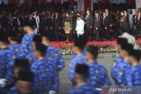 Presiden Joko Widodo (tengah) didampingi Wakil Presiden Ma'ruf Amin (kanan) tiba di lokasi upacara peringatan hari lahir Pancasila di Monas, Jakarta, Kamis (1/6/2023). Peringatan hari lahir Pancasila tahun 2023 mengangkat tema gotong royong membangun peradaban dan pertumbuhan global. ANTARA FOTO/Akbar Nugroho Gumay/wsj.