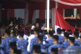  Presiden Joko Widodo melakukan hormat bendera saat memimpin upacara peringatan hari lahir Pancasila di Monas, Jakarta, Kamis (1/6/2023). Peringatan hari lahir Pancasila tahun 2023 mengangkat tema gotong royong membangun peradaban dan pertumbuhan global. ANTARA FOTO/Akbar Nugroho Gumay/wsj.