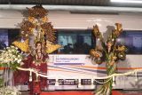 Dua model Jember Fashion Carnaval berpose di samping Kereta Api (KA) Pandalungan saat peluncuran relasi baru Jember-Gambir di Stasiun Jember, Jawa Timur, Kamis (1/6/2023). PT KAI mengoperasionalkan KA Pandalungan relasi Jember-Gambir Jakarta untuk mempermudah warga dengan tidak perlu berganti kereta api atau transit di stasiun lain.  Antara Jatim/Seno/zk.