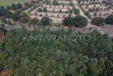 Foto udara hutan kota Pakansari, Cibinong, Kabupaten Bogor, Jawa Barat, Jumat (2/6/2023). Keberadaan hutan kota di Kawasan Stadion Pakansari Cibinong diproyeksikan menjadi paru-paru Kabupaten Bogor, selain menjaga kelestarian, hutan kota bisa menjaga keserasian dan keseimbangan ekosistem di perkotaan. ANTARA FOTO/Yulius Satria Wijaya/hp.