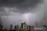 Hujan lebat disertai angin ribut landa Indonesia