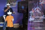 Sejumlah warga mencoba permainan menggunakan virtual reality saat mengunjungi stan pameran Bali Digital Festival II Tahun 2023 di Taman Werdhi Budaya Art Centre, Denpasar, Bali, Jumat (2/6/2023). Kegiatan yang digelar oleh Pemerintah Provinsi Bali pada 2-4 Juni 2023 tersebut sebagai respon untuk mengikuti perkembangan teknologi digital guna memajukan perekonomian berbasis digital dan menargetkan Bali menjadi surga digital melalui acara itu. ANTARA FOTO/Nyoman Hendra Wibowo/wsj.