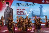 Penari menampilkan tari Sekar Jagat saat pembukaan Bulan Bung Karno ke-5 yang bertepatan dengan Hari Lahir Pancasila di Taman Werdhi Budaya Art Centre, Denpasar, Bali, Kamis (1/6/2023). Kegiatan yang digelar oleh Pemerintah Provinsi Bali tersebut mengusung tema Mahajnana Segara Kerthi atau Pemuliaan Laut, Pendalaman Ajaran Bung Karno yang berlangsung pada 1-30 Juni 2023. ANTARA FOTO/Nyoman Hendra Wibowo/wsj.