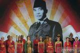 Seniman menampilkan pertunjukan tari kolosal saat pembukaan Bulan Bung Karno ke-5 yang bertepatan dengan Hari Lahir Pancasila di Taman Werdhi Budaya Art Centre, Denpasar, Bali, Kamis (1/6/2023). Kegiatan yang digelar oleh Pemerintah Provinsi Bali tersebut mengusung tema Mahajnana Segara Kerthi atau Pemuliaan Laut, Pendalaman Ajaran Bung Karno yang berlangsung pada 1-30 Juni 2023. ANTARA FOTO/Nyoman Hendra Wibowo/wsj.