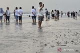 Wisatawan domestik mengunjungi kawasan wisata Pantai Kuta, Badung, Bali, Jumat (2/6/2023). Destinasi wisata utama di Pulau Dewata itu dipadati oleh ribuan wisatawan dari berbagai daerah yang berwisata pada masa libur panjang cuti bersama Hari Lahir Pancasila serta libur Hari Raya Waisak. ANTARA FOTO/Fikri Yusuf/wsj.