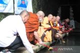 Sebanyak 200 biksu ikuti prosesi pengambilan air berkah Waisak di Jumprit