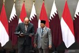 Prabowo memberikan senapan serbu sebagai cenderamata untuk Menhan Qatar