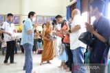 Seorang biksu menerima derma atau sedekah dari umat Buddha saat prosesi pidapata di Vihara Dhammasoka, Banjarmasin, Kalimantan Selatan, Minggu (4/6/2023). Perayaan Tri Suci Waisak 2567 BE/2023 di wilayah itu dipusatkan di vihara tersebut dan diikuti umat Buddha dari berbagai daerah yang dirangkai dengan berbagai kegiatan sosial. ANTARA/Bayu Pratama S.