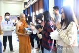 Seorang biksu menerima derma atau sedekah dari umat Buddha saat prosesi pidapata di Vihara Dhammasoka, Banjarmasin, Kalimantan Selatan, Minggu (4/6/2023). Perayaan Tri Suci Waisak 2567 BE/2023 di wilayah itu dipusatkan di vihara tersebut dan diikuti umat Buddha dari berbagai daerah yang dirangkai dengan berbagai kegiatan sosial. ANTARA/Bayu Pratama S.