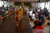 Dua Banthe berjalan di tengah umat Buddha usai melaksanakan ibadah Hari Raya Waisak di Vihara Dhammasoka, Banjarmasin, Kalimantan Selatan, Minggu (4/6/2023). Perayaan Tri Suci Waisak 2567 BE/2023 di wilayah itu dipusatkan di vihara tersebut dan diikuti umat Buddha dari berbagai daerah yang dirangkai dengan berbagai kegiatan sosial. ANTARA/Bayu Pratama S.