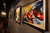 Warga mengamati lukisan pada pameran Art Continuous di Galeri Dewan Kesenian Surabaya, Jawa Timur, Minggu (4/6/2023). Sebanyak 29 lukisan karya 29 perupa dari berbagai daerah itu dipamerkan hingga 8 Juni 2023. Antara Jatim/Didik Suhartono