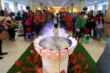 Pemuka agama dan umat Buddha melaksanakan ritual pemandian Buddha Rupang atau bayi Siddharta seusai mengikuti kebaktian Waisak 2567 BE/2023 masehi di Vihara Sakyamuni dan Vihara Dharma Bakti, Banda Aceh, Aceh, Minggu (4/6/2023). Ritual pemandian Buddha Rupang yang dilaksanakan umat Buddha yang lazin dilakukan pada peringatan hari Waisak bermakna sebagai lambang membersihkan diri dari segala kekotoran batin, ucapan, pikiran maupun perbuatan. Antara Aceh/Irwansyah Putra.