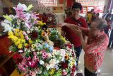 Pemuka agama dan umat Buddha melaksanakan ritual pemandian Buddha Rupang atau bayi Siddharta seusai mengikuti kebaktian Waisak 2567 BE/2023 masehi di Vihara Sakyamuni dan Vihara Dharma Bakti, Banda Aceh, Aceh, Minggu (4/6/2023). Ritual pemandian Buddha Rupang yang dilaksanakan umat Buddha yang lazin dilakukan pada peringatan hari Waisak bermakna sebagai lambang membersihkan diri dari segala kekotoran batin, ucapan, pikiran maupun perbuatan. Antara Aceh/Irwansyah Putra.