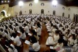 Ribuan umat Buddha mengikuti puja bakti perayaan Trisuci Waisak 2567 BE di Vihara Buddha Sakyamuni, Denpasar, Bali, Minggu (4/6/2023). Peringatan Hari Trisuci Waisak di vihara tersebut dirayakan dengan prosesi Abhayadana serta puja bakti yang diikuti sekitar 3.000 umat Buddha dari berbagai daerah di Bali. ANTARA FOTO/Fikri Yusuf/wsj.