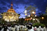 Ribuan umat Buddha mengikuti puja bakti perayaan Trisuci Waisak 2567 BE di Vihara Buddha Sakyamuni, Denpasar, Bali, Minggu (4/6/2023). Peringatan Hari Trisuci Waisak di vihara tersebut dirayakan dengan prosesi Abhayadana serta puja bakti yang diikuti sekitar 3.000 umat Buddha dari berbagai daerah di Bali. ANTARA FOTO/Fikri Yusuf/wsj.