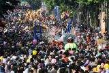 Warga menyaksikan helaran seni budaya di Jalan Sudirman, Kota Bogor, Jawa Barat, Minggu (4/6/2023). Helaran seni budaya yang diikuti 1.201 peserta dari berbagai sanggar dan komunitas di enam kecamatan se-Kota Bogor tersebut selain untuk membangkitkan kembali industri pariwisata sekaligus dalam rangka memeriahkan Hari Jadi Bogor ke-541. ANTARA FOTO/Arif Firmansyah/tom.