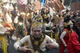 Sejumlah peserta tampil saat helaran seni budaya di Jalan Sudirman, Kota Bogor, Jawa Barat, Minggu (4/6/2023). Helaran seni budaya yang diikuti 1.201 peserta dari berbagai sanggar dan komunitas di enam kecamatan se-Kota Bogor tersebut selain untuk membangkitkan kembali industri pariwisata sekaligus dalam rangka memeriahkan Hari Jadi Bogor ke-541. ANTARA FOTO/Arif Firmansyah/tom.