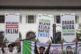 Aktivis dan mahasiswa melakukan aksi simpatik saat peringatan Hari Lingkungan Hidup Sedunia di kawasan Gedung Sate, Bandung, Jawa Barat, Senin (5/6/2023). Aksi yang digelar oleh Wahana Lingkungan Hidup Indonesia (WALHI) Jawa Barat dan komunitas tersebut meminta kepada pemerintah untuk mewujudkan keadlian lingkungan antargenerasi dan pengelolaan sumber daya alam yang berkelanjutan. ANTARA FOTO/M Agung Rajasa/agr