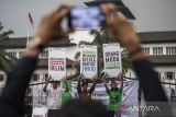 Aktivis dan mahasiswa melakukan aksi simpatik saat peringatan Hari Lingkungan Hidup Sedunia di kawasan Gedung Sate, Bandung, Jawa Barat, Senin (5/6/2023). Aksi yang digelar oleh Wahana Lingkungan Hidup Indonesia (WALHI) Jawa Barat dan komunitas tersebut meminta kepada pemerintah untuk mewujudkan keadlian lingkungan antargenerasi dan pengelolaan sumber daya alam yang berkelanjutan. ANTARA FOTO/M Agung Rajasa/agr