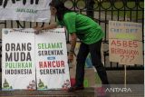 Aktivis melakukan aksi simpatik saat peringatan Hari Lingkungan Hidup Sedunia di kawasan Gedung Sate, Bandung, Jawa Barat, Senin (5/6/2023). Aksi yang digelar oleh Wahana Lingkungan Hidup Indonesia (WALHI) Jawa Barat dan komunitas tersebut meminta kepada pemerintah untuk mewujudkan keadlian lingkungan antargenerasi dan pengelolaan sumber daya alam yang berkelanjutan. ANTARA FOTO/M Agung Rajasa/agr