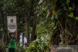 Aktivis dan mahasiswa melakukan aksi simpatik saat peringatan Hari Lingkungan Hidup Sedunia di kawasan Gedung Sate, Bandung, Jawa Barat, Senin (5/6/2023). Aksi yang digelar oleh Wahana Lingkungan Hidup Indonesia (WALHI) Jawa Barat dan komunitas tersebut meminta kepada pemerintah untuk mewujudkan keadlian lingkungan antargenerasi dan pengelolaan sumber daya alam yang berkelanjutan. ANTARA FOTO/M Agung Rajasa/agr