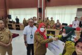 Pemkot Bandarlampung serahkan santunan BPJAMSOSTEK pada masyarakat rentan