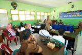 PLT Kepala Badan Kesatuan Bangsa dan Politik (Kesbangpol ) Banyuwangi Muhamad Lutfi berbicara di depan tutor Pusat Kegiatan Belajar Masyarakat At Taubah di Banyuwangi, Jawa Timur, Senin (5/6/2023). Kegiatan tersebut sebagai upaya memberikan Wawasan kebangsaan kepada tutor PKBM paska Kepala PKBM At Taubah SN ditangkap Densus 88. Antara Jatim/Budi Candra Setya/zk.