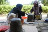 Dua peserta mengikuti pelatihan pengolahan daur ulang sampah popok di Balai Desa Suci, Panti, Jember, Jawa Timur, Minggu (4/6/2023). Sebanyak 40 orang mengikuti pelatihan pengolahan daur ulang sampah popok menjadi pot bunga dan tempat sampah, sebagai upaya pengurangan limbah popok mulai dari rumah. Antara Jatim/Seno/zk.