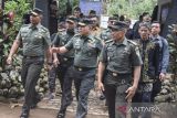 Kepala Staf TNI Angkatan Darat Jenderal TNI Dudung Abdurachman (tengah) berjalan usai ziarah dalam kunjungan kerja di Situs Ciung Wanara Karangkamulyan, Kabupaten Ciamis, Jawa Barat, Selasa (6/6/2023). Dalam kunjungannya, KASAD menyerahkan bantuan sosial kepada anak yatim dan lansia pra sejahtera sekaligus mengunjungi petilasan Raja Galuh. ANTARA FOTO/Adeng Bustomi/agr