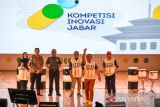 Gubernur Jawa Barat Ridwan Kamil melempar bola ke arah penonton saat pembukaan Kompetisi Inovasi Jawa Barat (KIJB) di Teater Tertutup Dago Tea House, Bandung, Jawa Barat, Selasa (6/62023). KIJB yang diikuti oleh 27 kabupaten/kota se-Jawa Barat tersebut diselenggarakan untuk mendorong pengembangan dan pemanfaatan inovasi dari setiap daerah agar lebih fokus, terarah, mendalam dan berkesinambungan. ANTARA FOTO/Raisan Al Farisi/agr