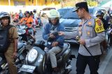 Kapolres Sumba Timur turun langsung ke jalanan sebar pamflet terkait TPPO