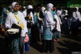 Sejumlah jamaah calon haji tiba di Asrama Haji Embarkasi Surabaya (AHES), Surabaya, Jawa Timur, Selasa (6/6/2023). Asrama Haji Embarkasi Surabaya (AHES) mencatat sebanyak 14.469 jamaah calon haji dan 165 petugas dari kloter 1 sampai kloter 33 telah diberangkatkan ke Tanah Suci Mekah. Antara Jatim/Didik Suhartono