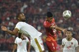 Pesepak bola Bali United Taufik Hidayat (tengah) berebut bola dengan pesepak bola PSM Makassar Yuran Fernandes (kiri) saat pertandingan leg pertama babak play off untuk menentukan wakil Indonesia pada Liga Champions Asia 2023/2024 di Stadion Kapten I Wayan Dipta, Gianyar, Bali, Selasa (6/6/2023). Kedua tim bermain imbang 1-1. ANTARA FOTO/Fikri Yusuf/wsj.