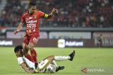 Pesepak bola Bali United Ricky Fajrin (kanan) berusaha melewati hadangan pesepak bola PSM Makassar Dzaki Asraf Huwaidi (kiri) saat pertandingan leg pertama babak play off untuk menentukan wakil Indonesia pada Liga Champions Asia 2023/2024 di Stadion Kapten I Wayan Dipta, Gianyar, Bali, Selasa (6/6/2023). Kedua tim bermain imbang 1-1. ANTARA FOTO/Fikri Yusuf/wsj.