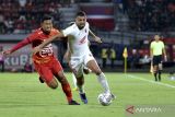 Pesepak bola Bali United Haudi Abdillah (kiri) berebut bola dengan pesepak bola PSM Makassar Everton Nascimento (kanan) saat pertandingan leg pertama babak play off untuk menentukan wakil Indonesia pada Liga Champions Asia 2023/2024 di Stadion Kapten I Wayan Dipta, Gianyar, Selasa (6/6/2023). Pertandingan berakhir imbang 1-1. ANTARA FOTO/Fikri Yusuf/wsj.