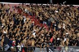 Suporter Bali United meneriakkan yel-yel saat pertandingan leg pertama babak play off untuk menentukan wakil Indonesia pada Liga Champions Asia 2023/2024 antara Bali United melawan PSM Makassar di Stadion Kapten I Wayan Dipta, Gianyar, Selasa (6/6/2023). Pertandingan berakhir imbang 1-1. ANTARA FOTO/Fikri Yusuf/wsj.