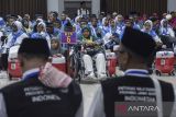 Jamaah calon haji mengikuti acara pelepasan dan pemberangkatan kloter 41 di Gedung Islamic Centre, Kabupaten Ciamis, Jawa Barat, Rabu (7/6/2023) malam. Sebanyak 1.176 jamaah calon haji dari Kabupaten Ciamis diberangkatkan dalam tiga tahap menuju Asrama Haji Embarkasi Bekasi. ANTARA FOTO/Adeng Bustomi/agr