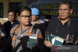 Kapolres Indramayu AKBP Fahri Siregar (Kiri) memberikan keterangan pers kasus Tindak Pidana Perdagangan Orang (TPPO) di Mapolres Indramayu, Jawa Barat, Kamis (08/06/2023).  Satgas TPPO Polres Indramayu berhasil mengungkap kasus perdagangan orang di Indramayu dan mengamankan tiga orang tersangka dengan modus mempekerjakan pekerja migran Indonesia secara ilegal di kawasan Asia Tengah. ANTARA FOTO/Dedhez Anggara/agr